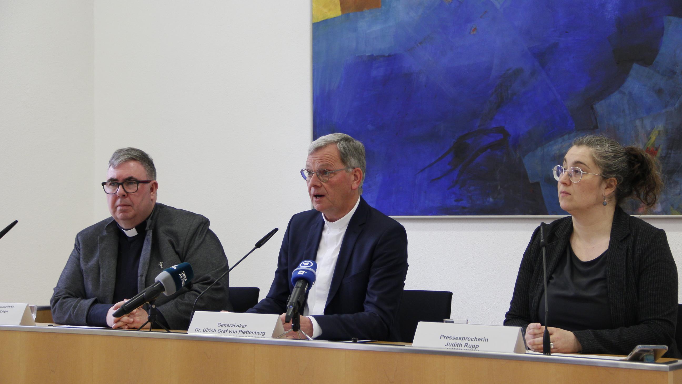 Generalvikar Dr. Ulrich Graf von Plettenberg (Mitte), links Pfarrer Bernd Seibel und Pressesprecherin Judith Rupp.