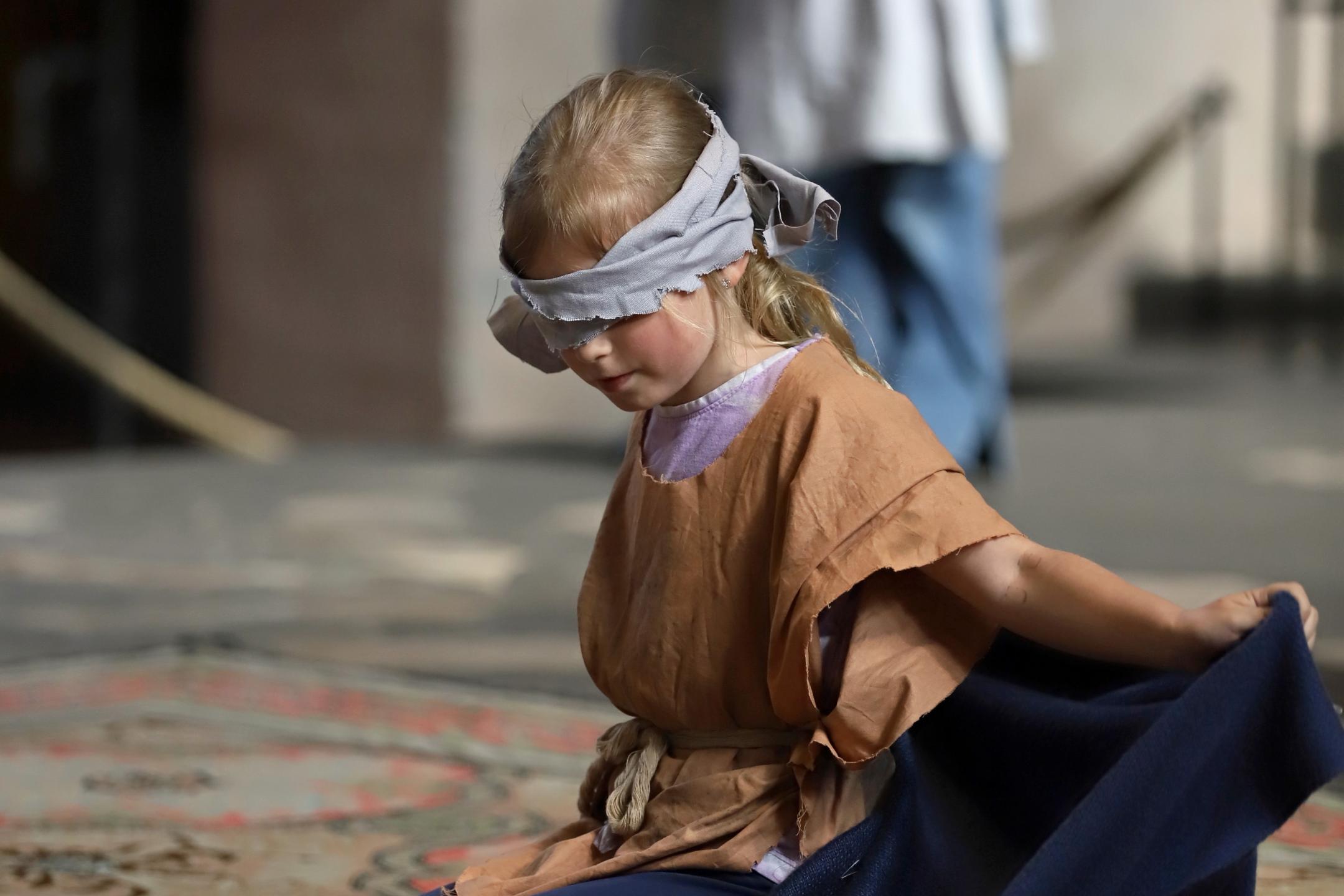 Die Kinder der Nikolaus Groß Schule aus Lebach stellen die Geschichte des  blinden Bartimäus nach, der von Jesus geheilt wird
