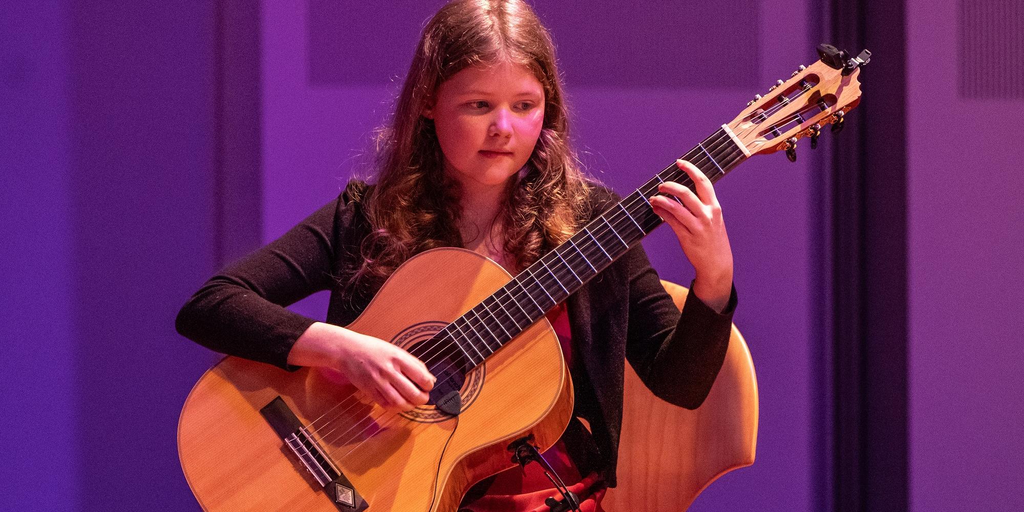 Leonie Philipp  mit Gitarre