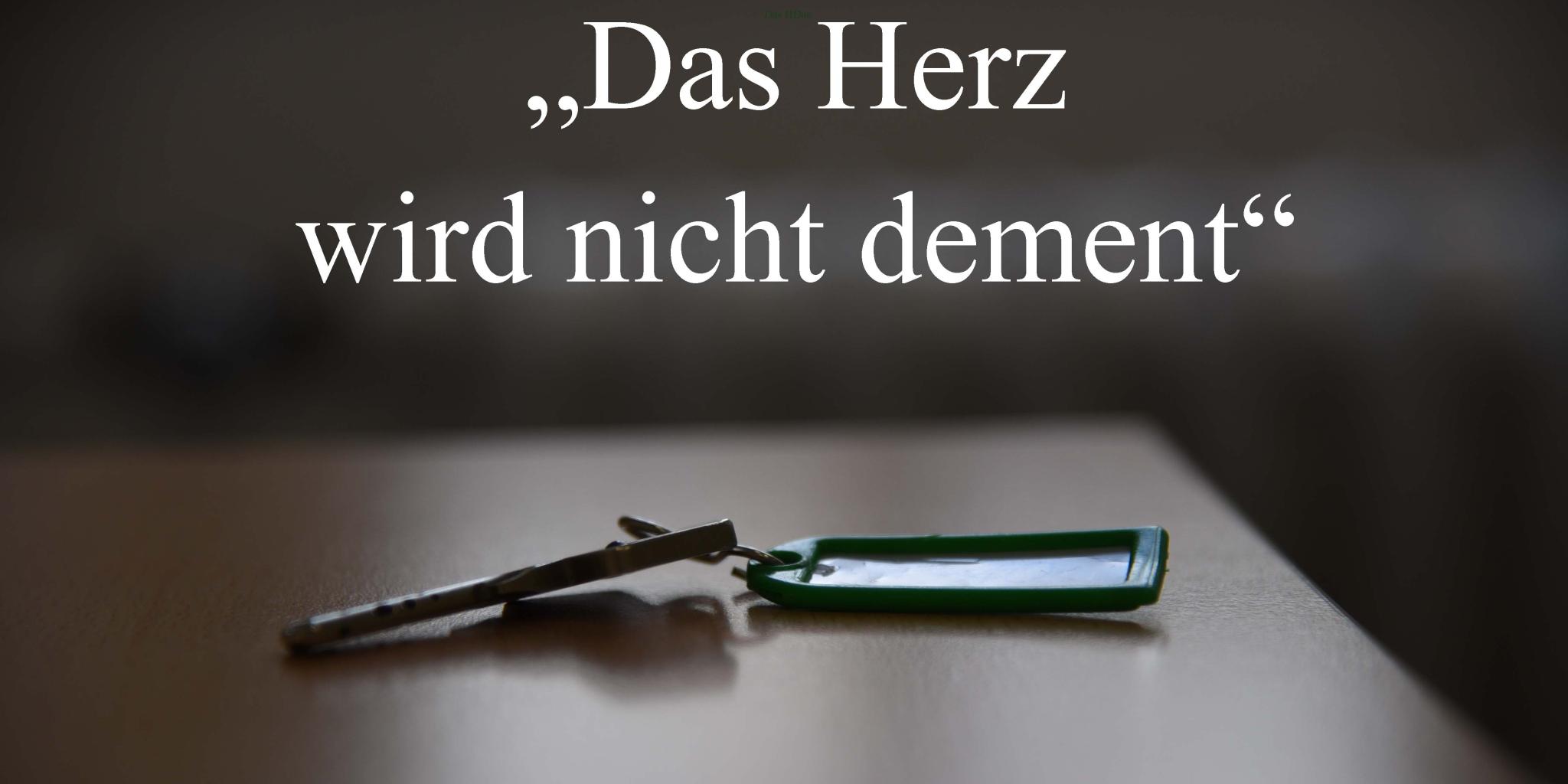 Ein Schlüssel auf dem Tisch