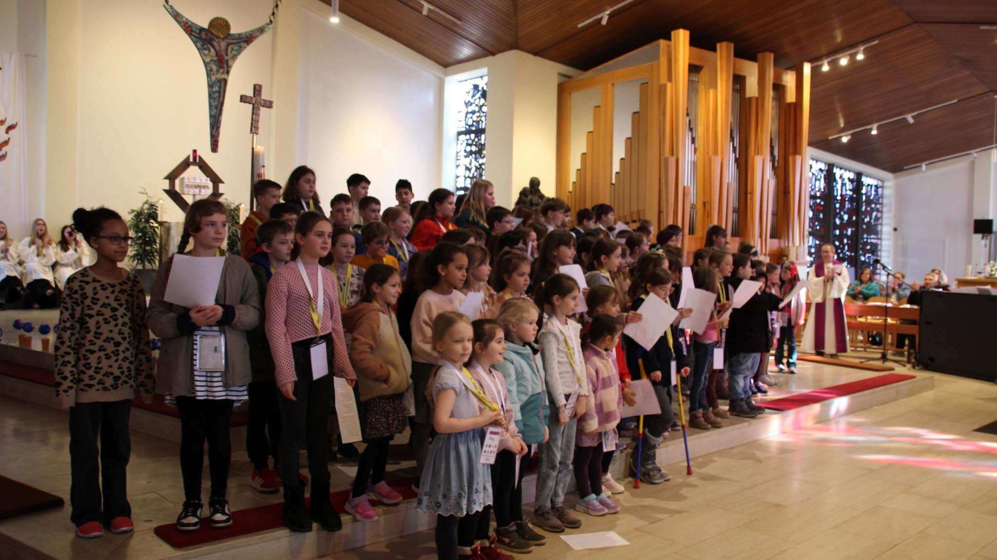 Kinder im Altarraum der Kirche St. Josef Furpach
