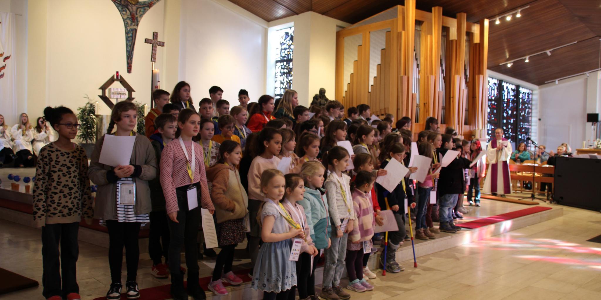 Kinder im Altarraum der Kirche St. Josef Furpach