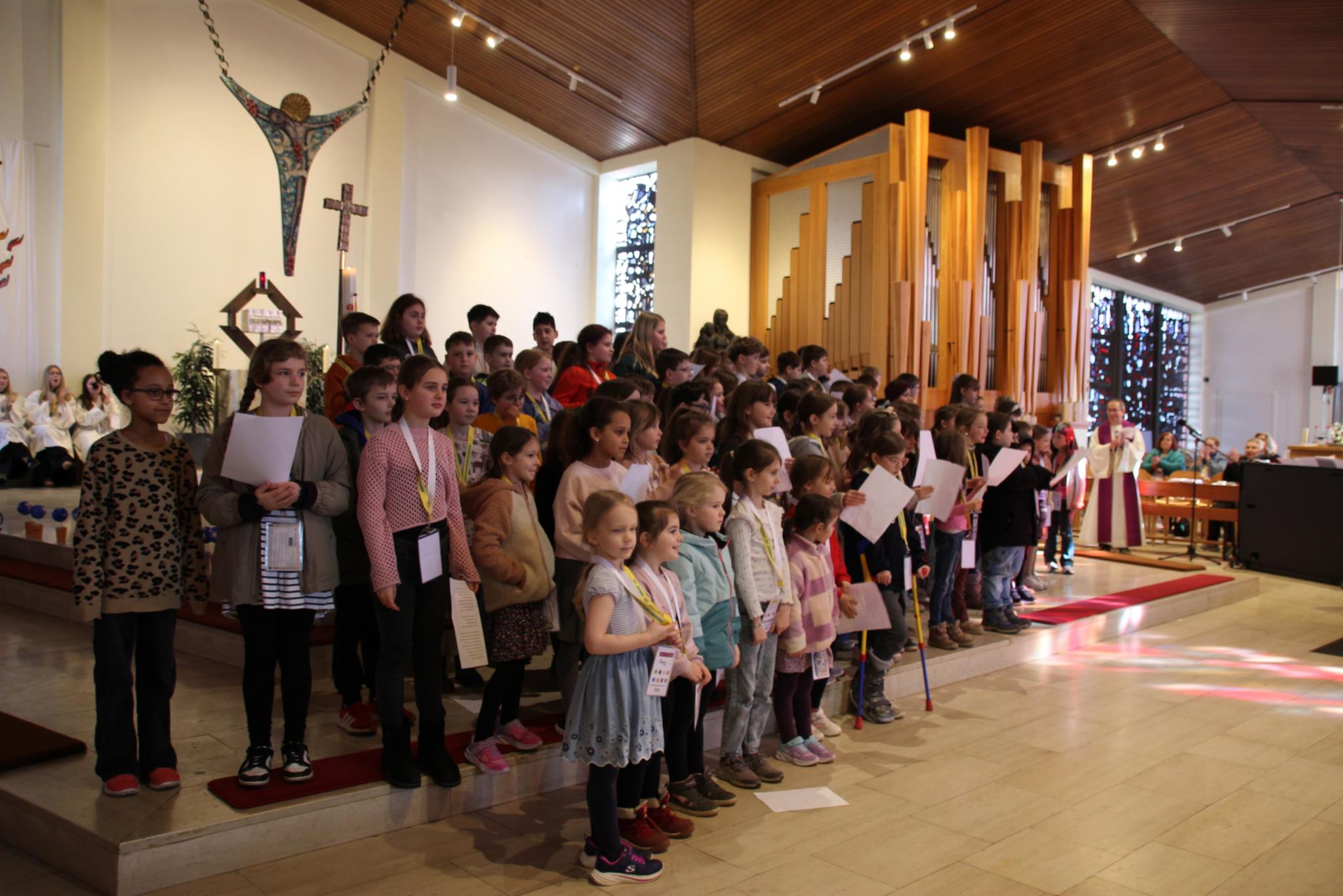 Kinder im Altarraum der Kirche St. Josef Furpach