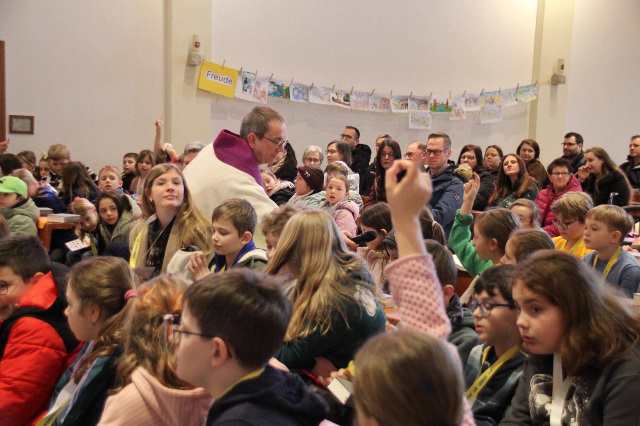 Dekan Kiefer bei der  Katechese mit den Kindern