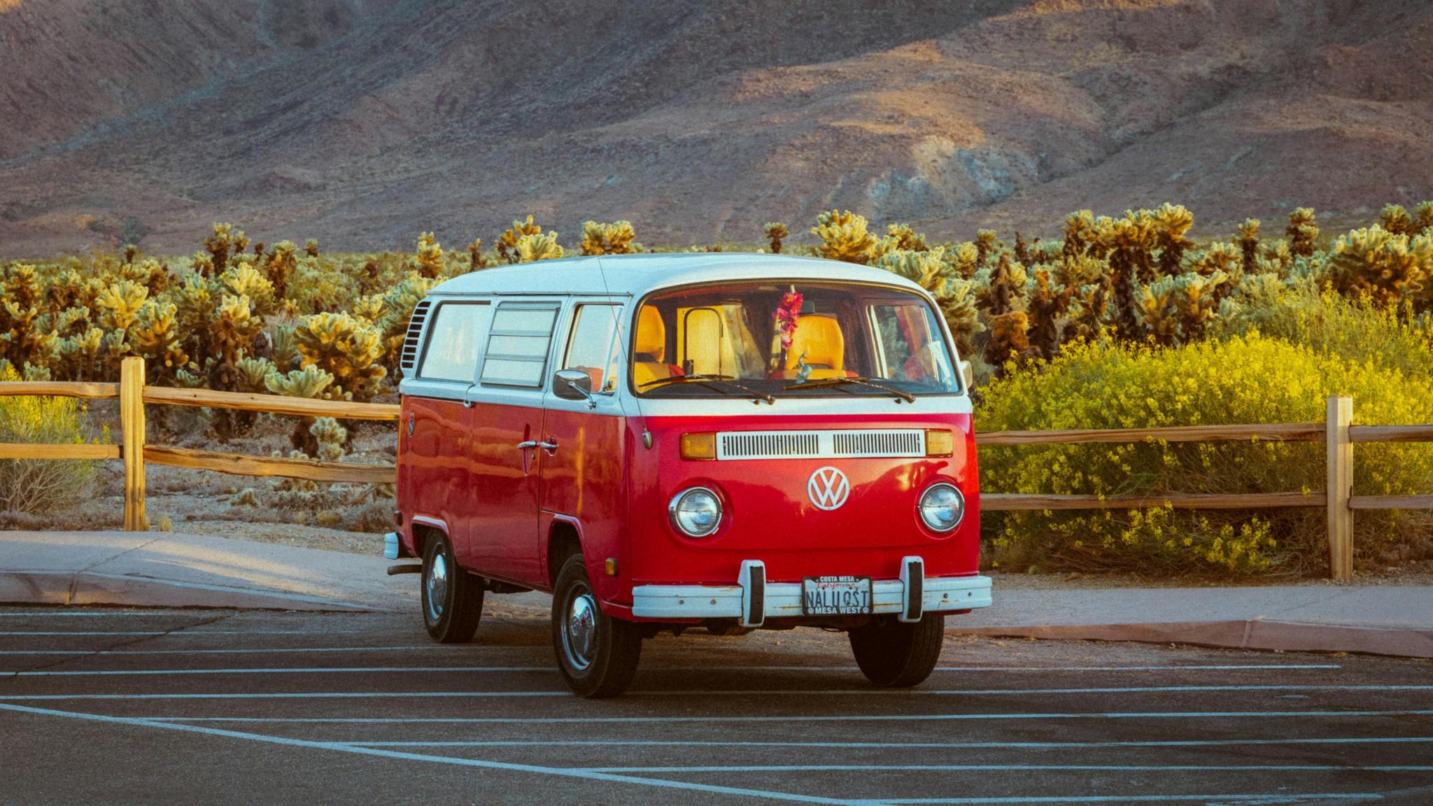 Roter VW Transporter