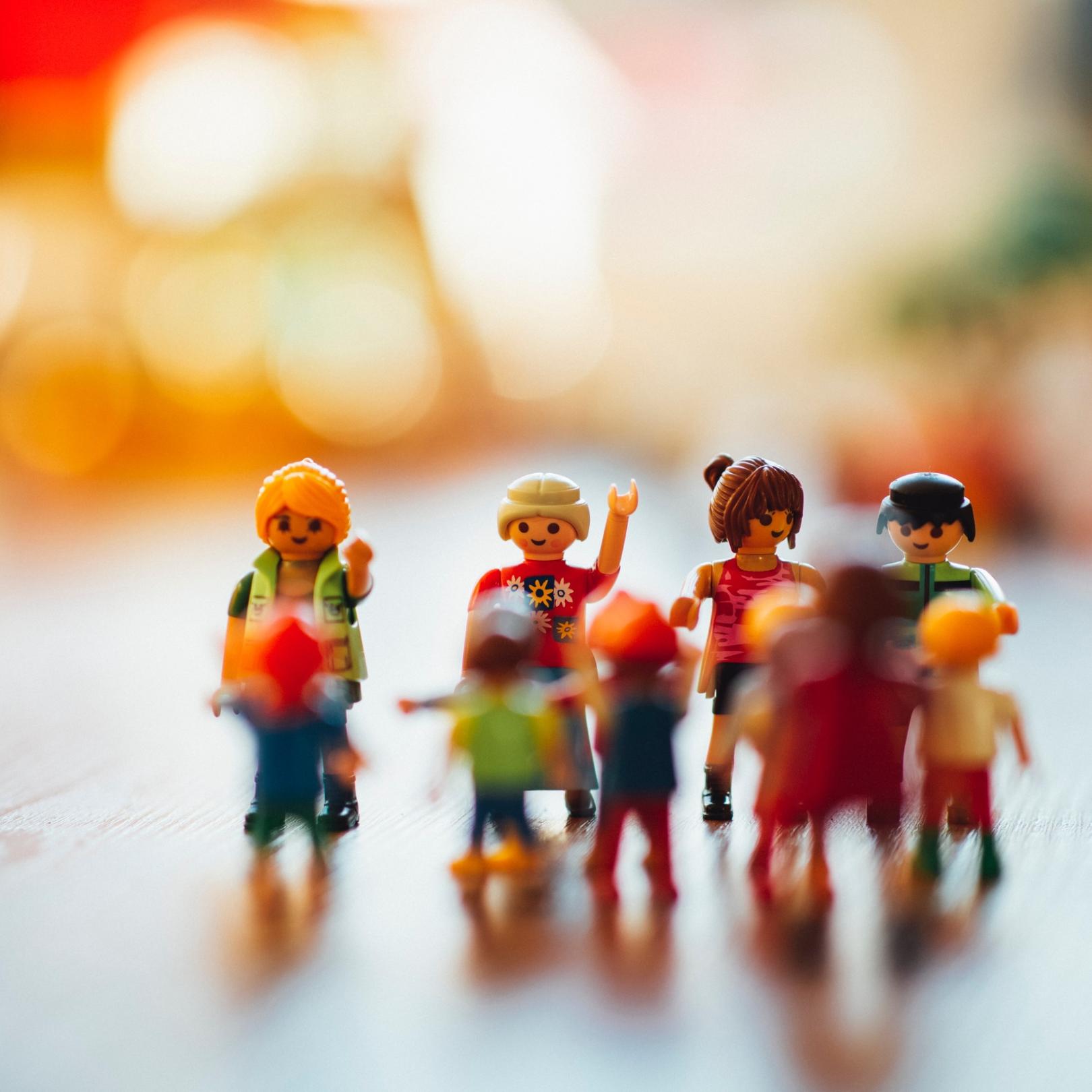 Man sieht eine Gruppe Playmobilmenschen zusammen stehend