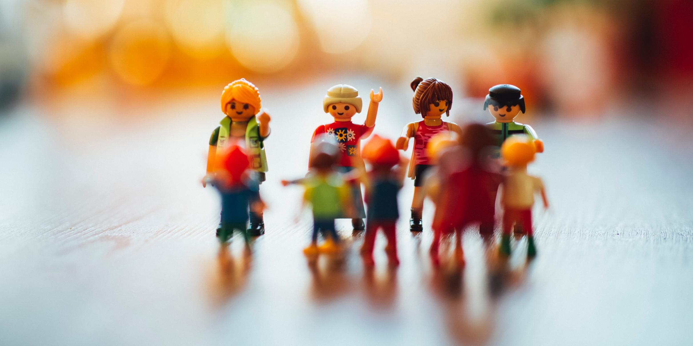Man sieht eine Gruppe Playmobilmenschen zusammen stehend