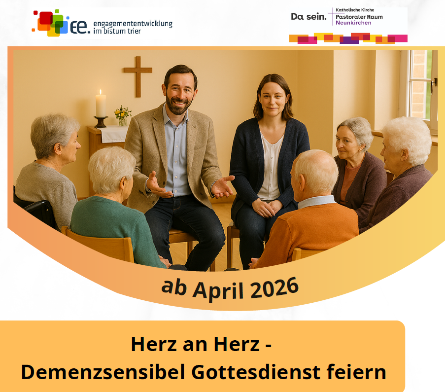 eine Gruppe Senioren sitzt in einem Gottesdienstkreis mit einem Diakon und einer Seelsorgerin zusammen