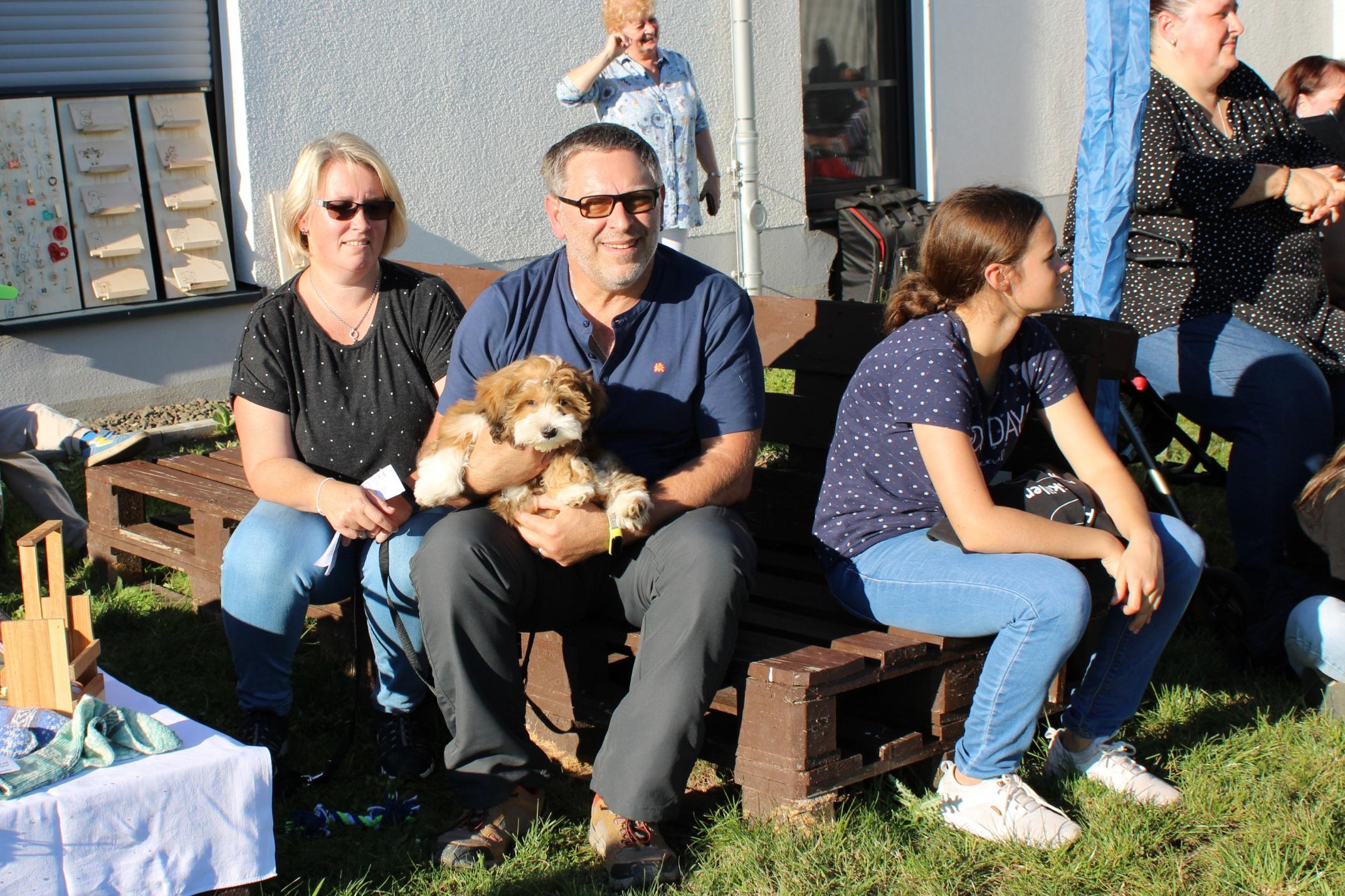 Isabell und Ralf (auf der Bank v.l.) waren mit Hund Mogli zum Gottesdienst gekommen