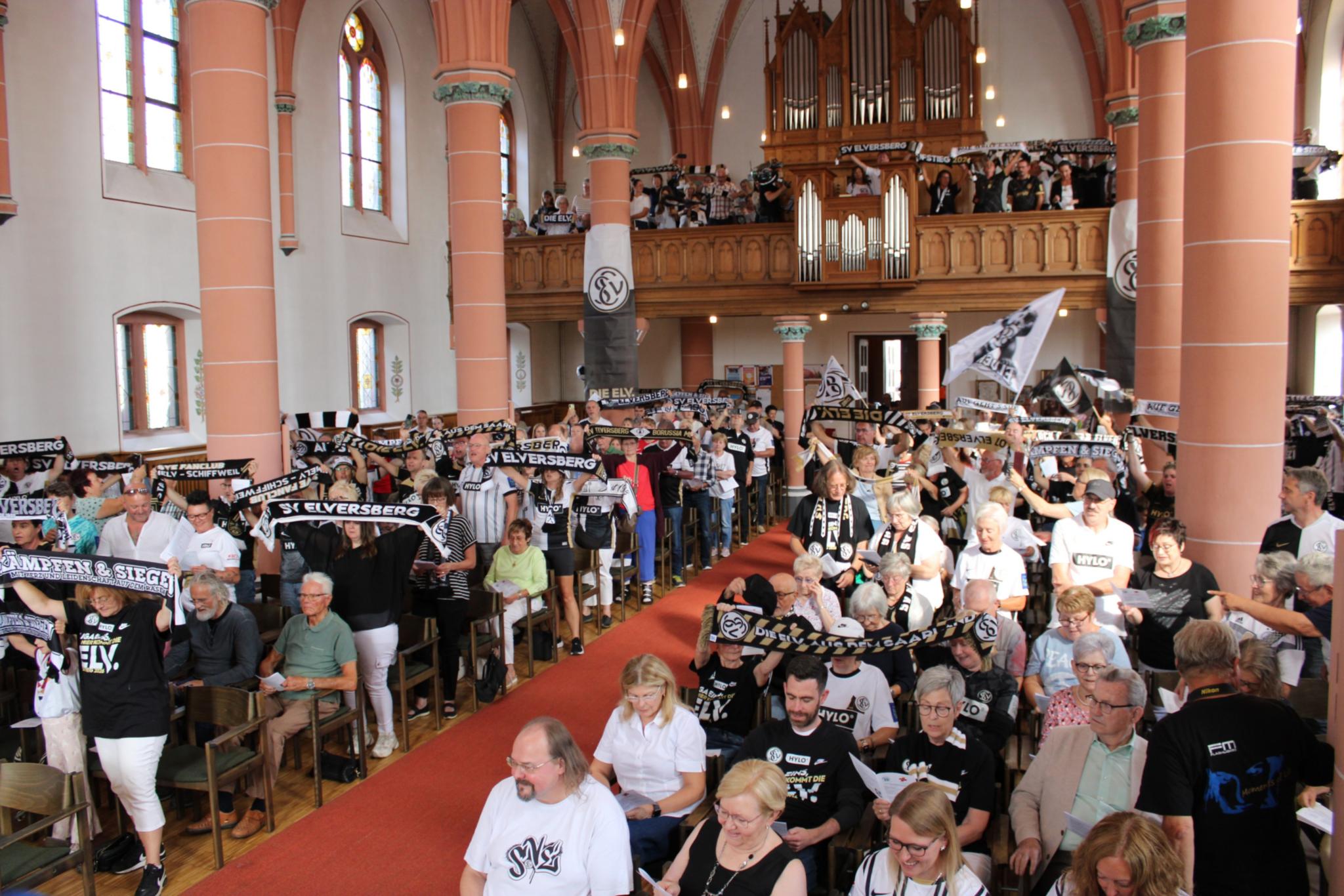 In der vollbesetzten Evangelischen Kirche Elversberg waren Trikots, Schals und Flaggen der SVE allgegenwärtig.