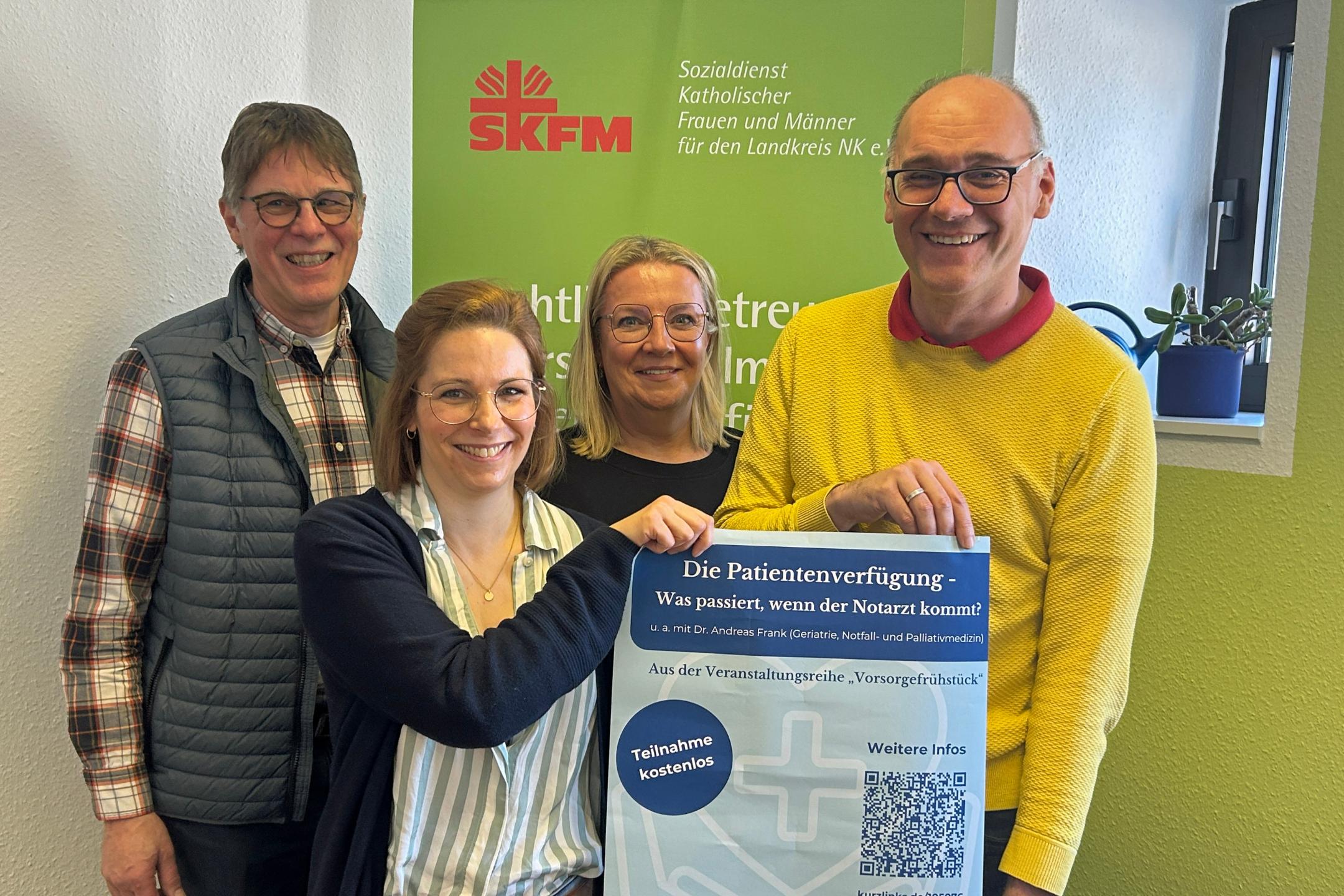 Diplom-Sozialarbeiter Martin Eisenbeis (SKFM), Sozialarbeiterin Nina Heinrich (SKFM), Gemeindereferentin Katja Groß (momentum) und Klaus Becker (KEB) informieren über das neue Angebot 'Vorsorgefrühstück' in Neunkirchen.