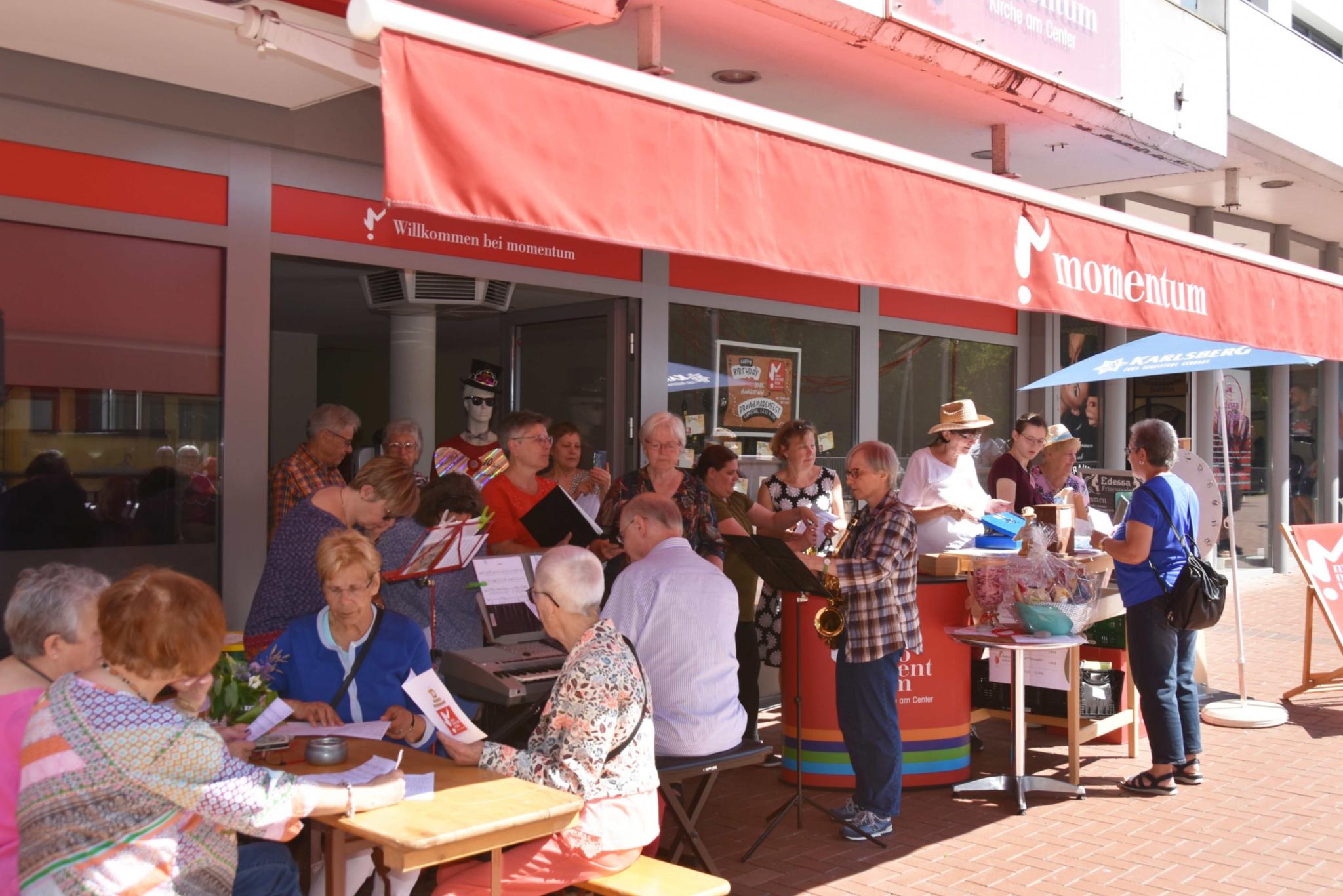 Promenadenfest zum zehnten Geburtstag des kirchlichen Begegnungsorts „Momentum- Kirche am Center“.