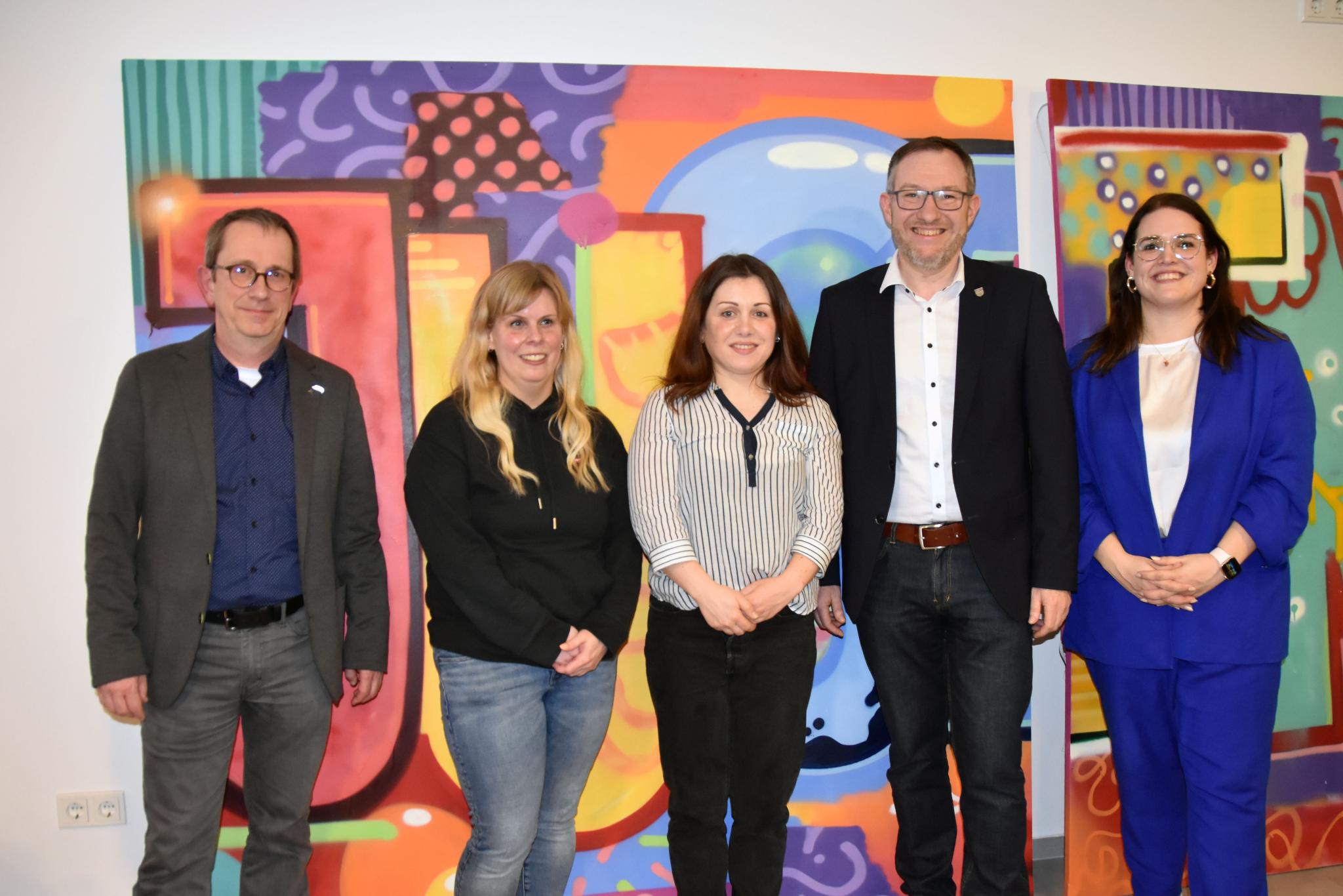 Pfarrer Clemens Kiefer, die Sozialarbeiterinnen Sabrina Alt und Stefanie Graf, Landrat Sören Meng und Bürgermeisterin Lisa Hensler.