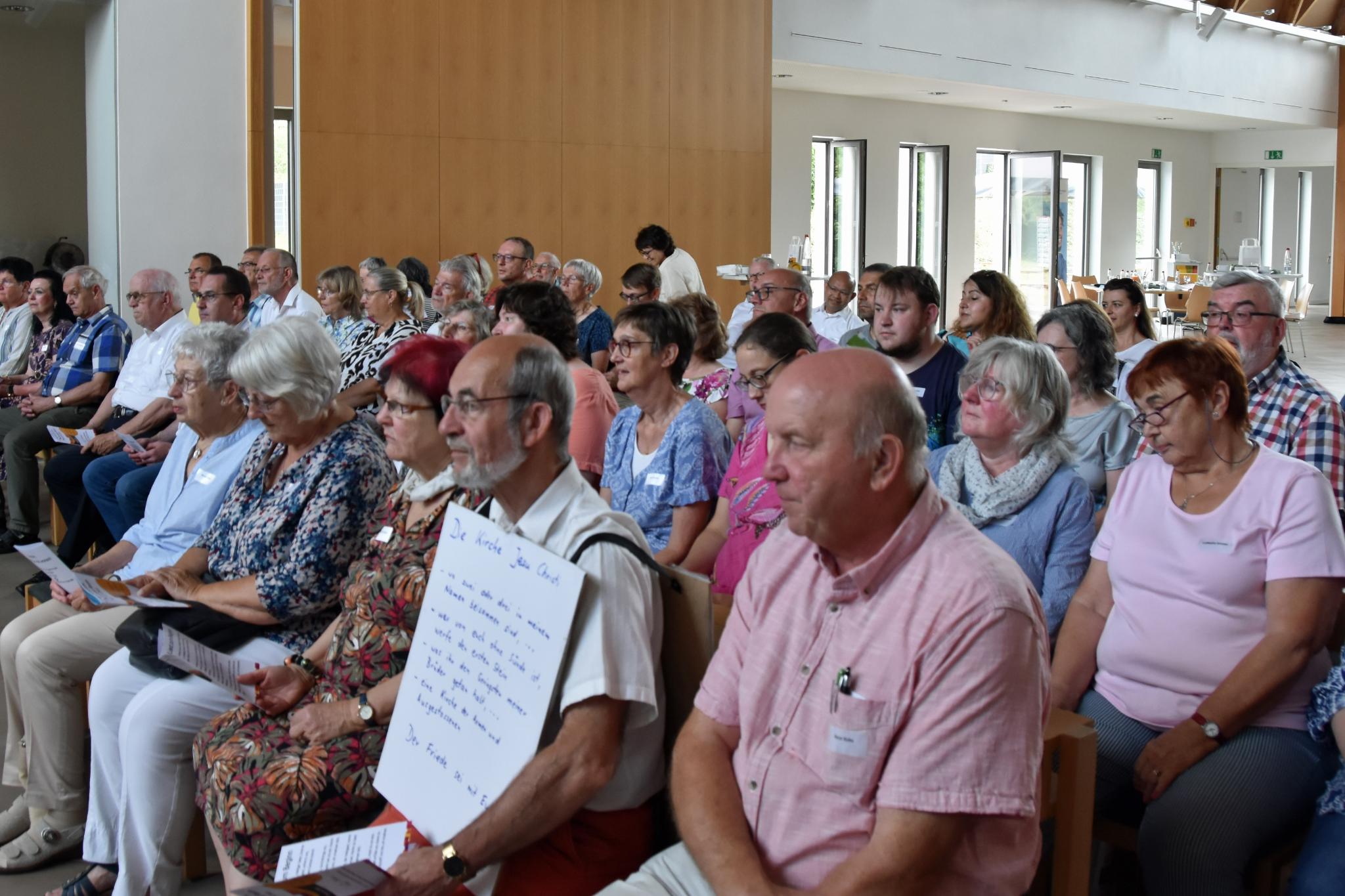 Rund 90 ehren- und hauptamtlich Engagierte kamen zur ersten Synodalversammlung des Pastoralen Raums Neunkirchen ins Pfarrheim St. Johannes in Wellesweiler.