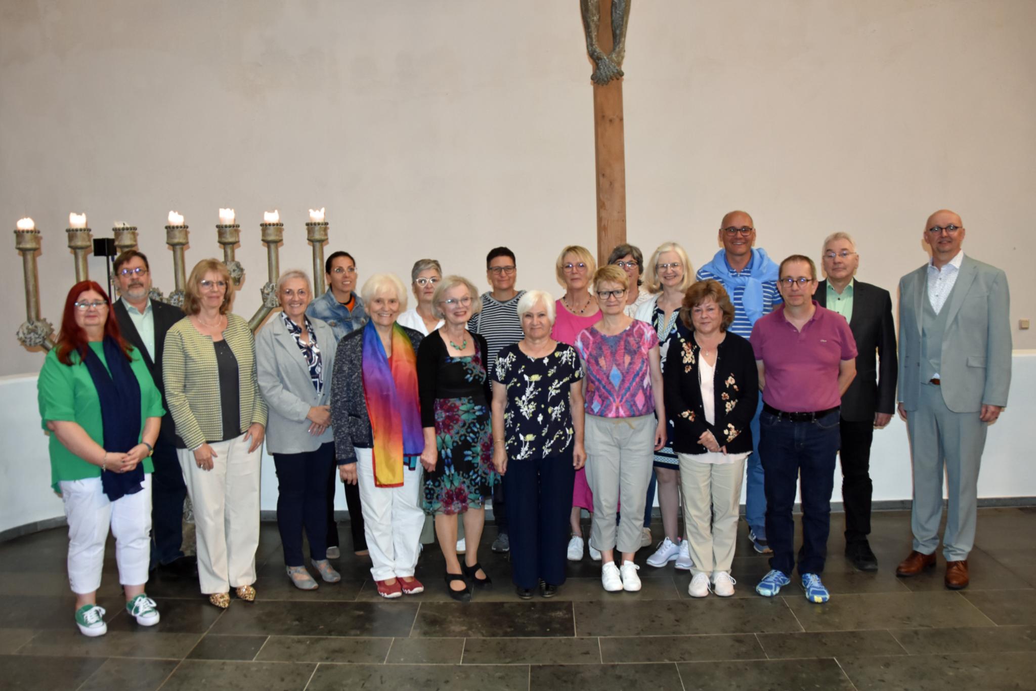 Gruppenfoto der neuen ehrenamtlichen Trauerbegleiter*innen