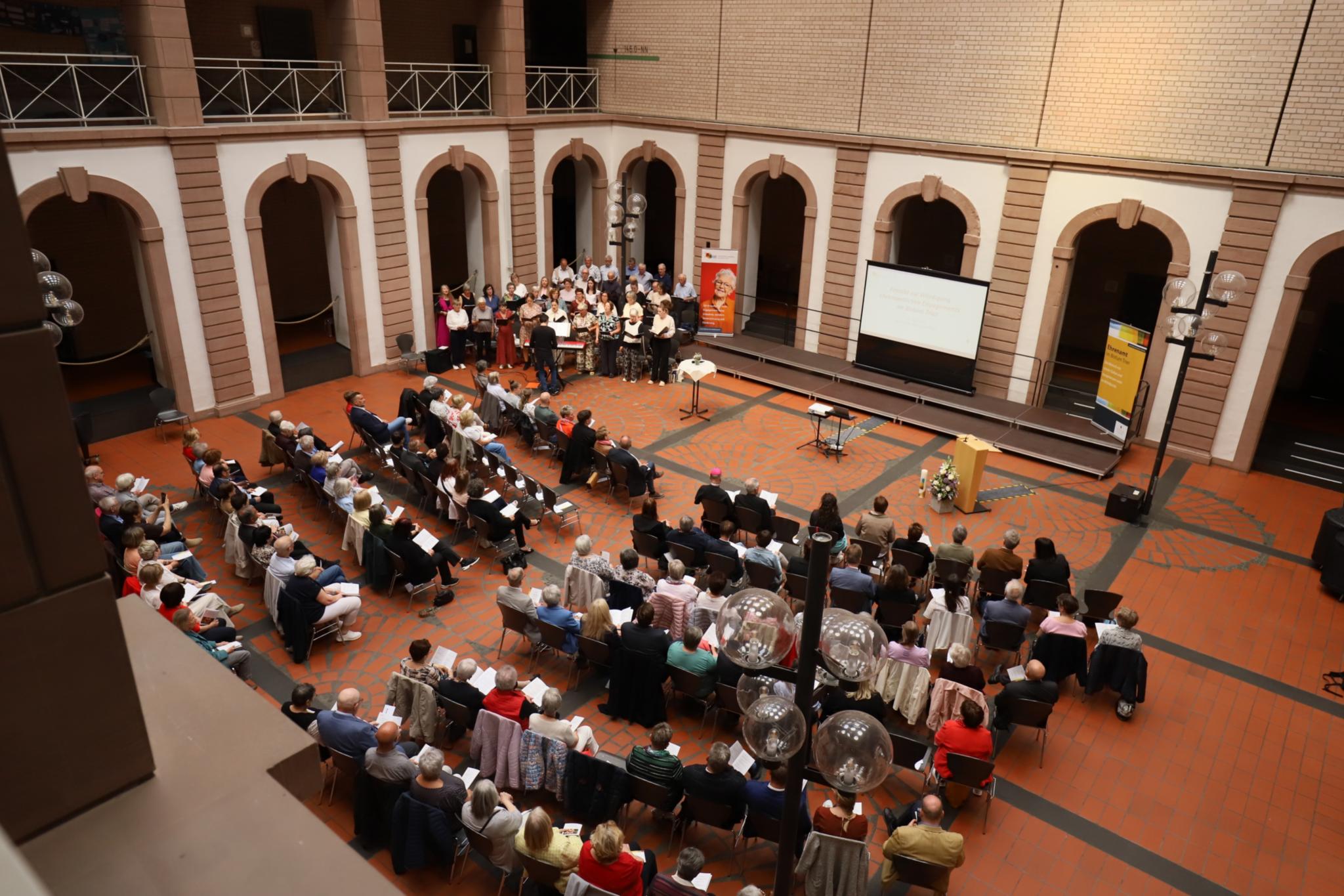 Der Festakt fand in der Aula des Bischöflichen Angela-Merici-Gymnasiums Trier statt.