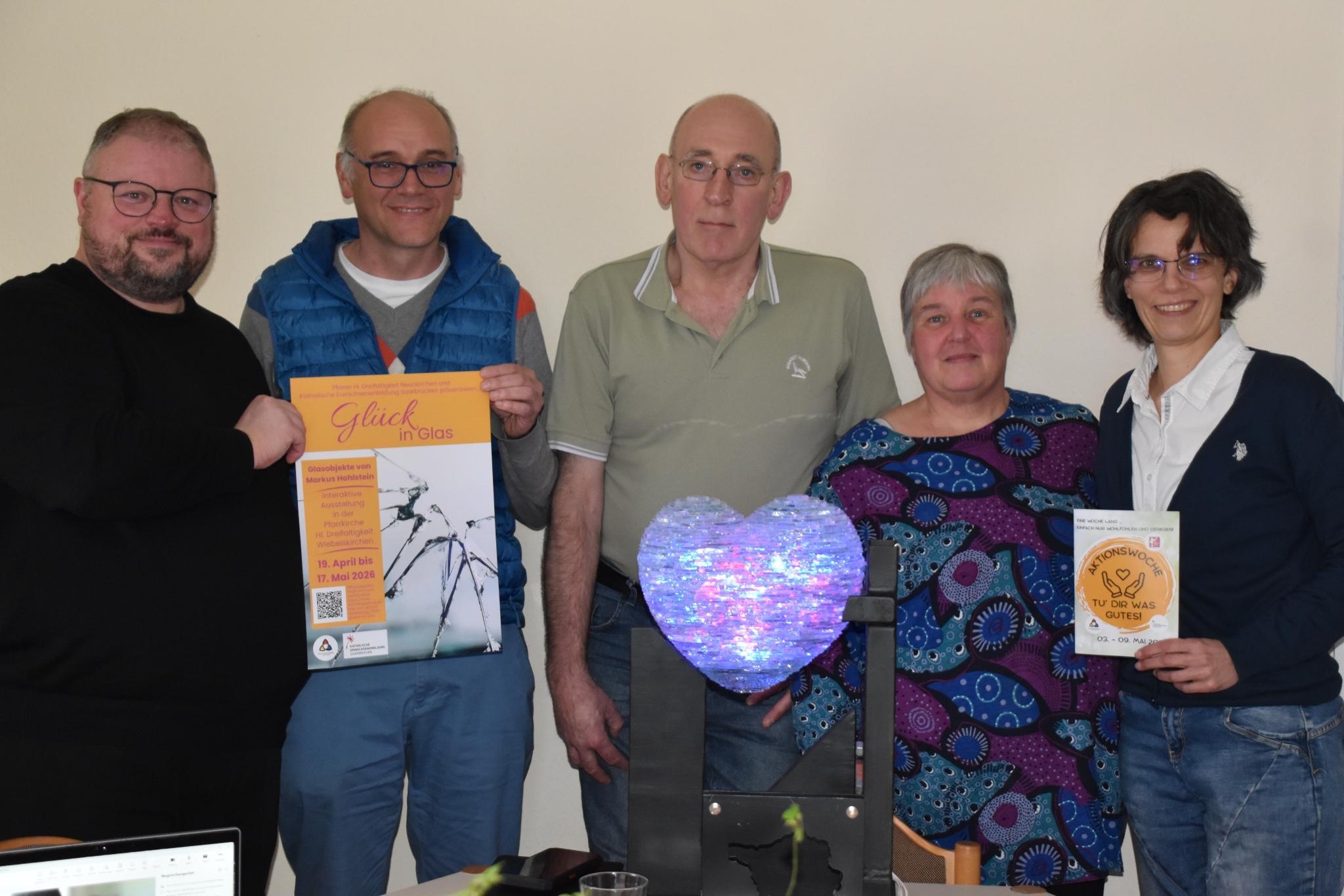 Pfarrer Markus Krastl, KEB-Referent Klaus Becker, Künstler Markus Hohlstein, Gemeindereferentin Claudia Busch und Pastoralreferentin Jennifer Schmitt laden zu den Aktionen rund ums Thema Glück ein.