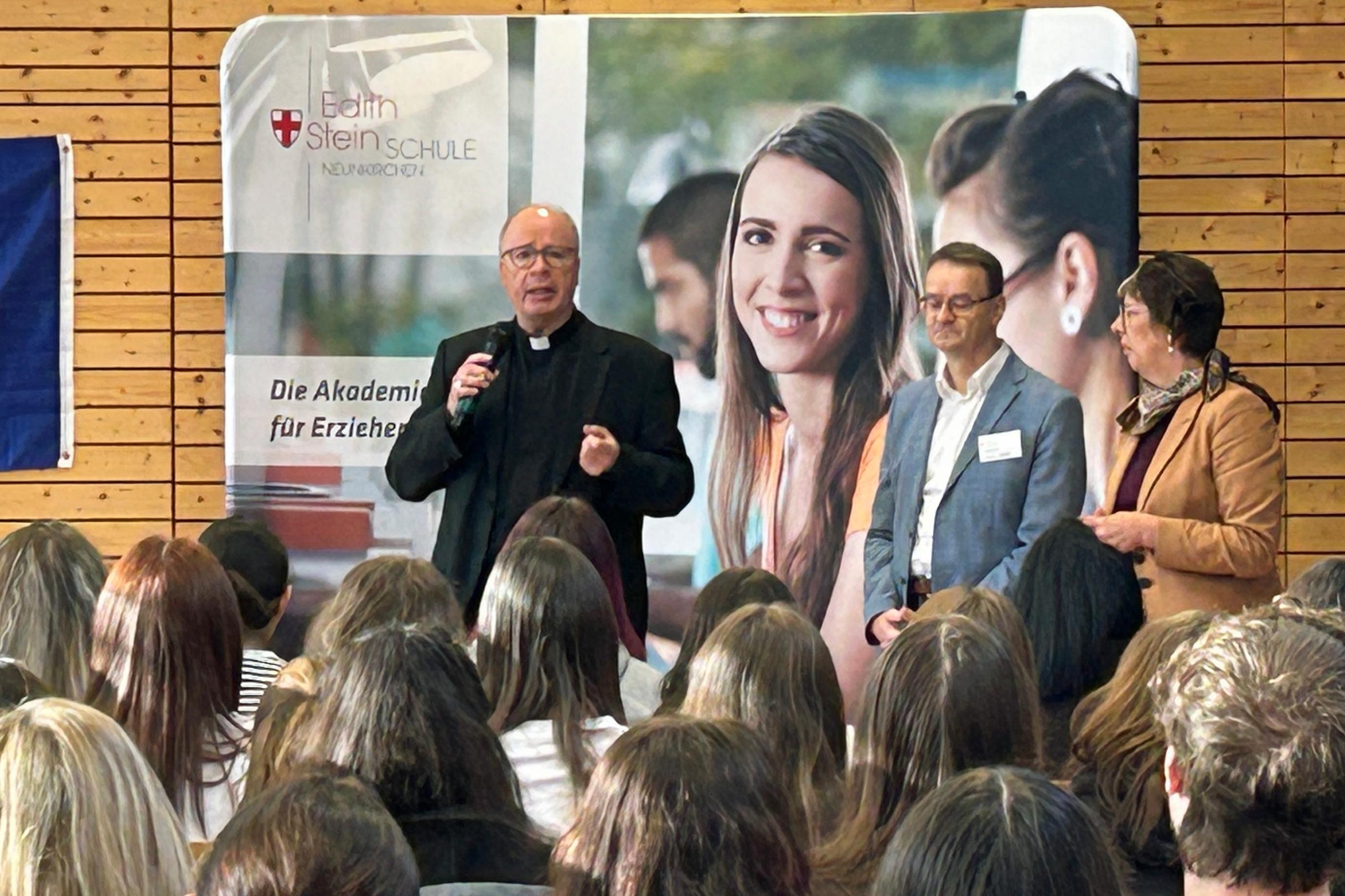 Bischof Ackermann begrüßt Schüler*innen der Edith-Stein-Schule