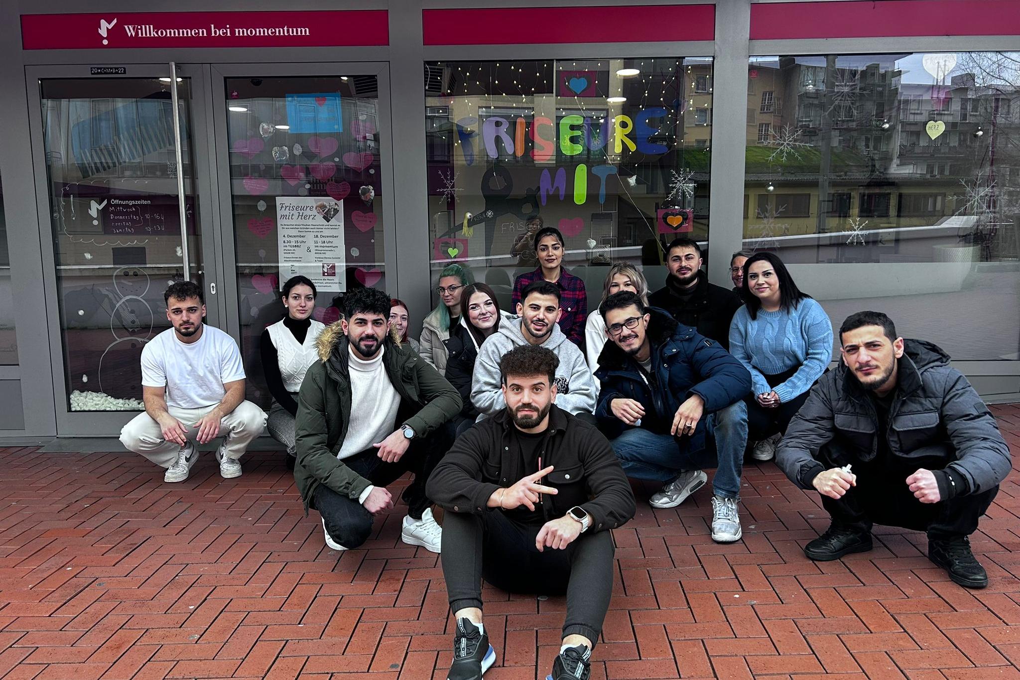 Die Schüler*innen der Friseurklasse vor dem momentum.