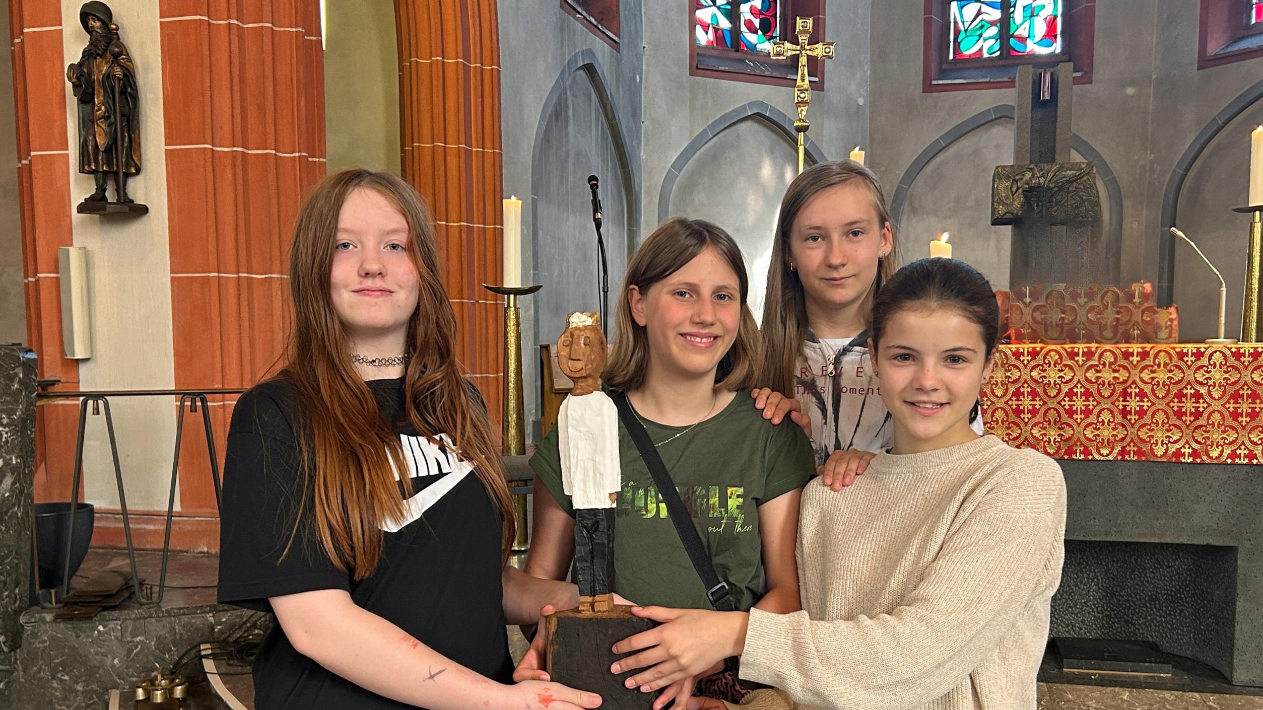 Schülerinnen der Saarbrücker Marienschule mit dem König