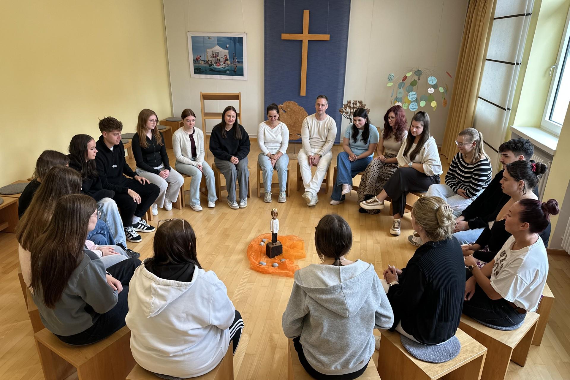 Die Königsfigur von Ralf Knobloch besucht angehende Erzieher*innen in der Edith-Stein-Schule in Neunkirchen.