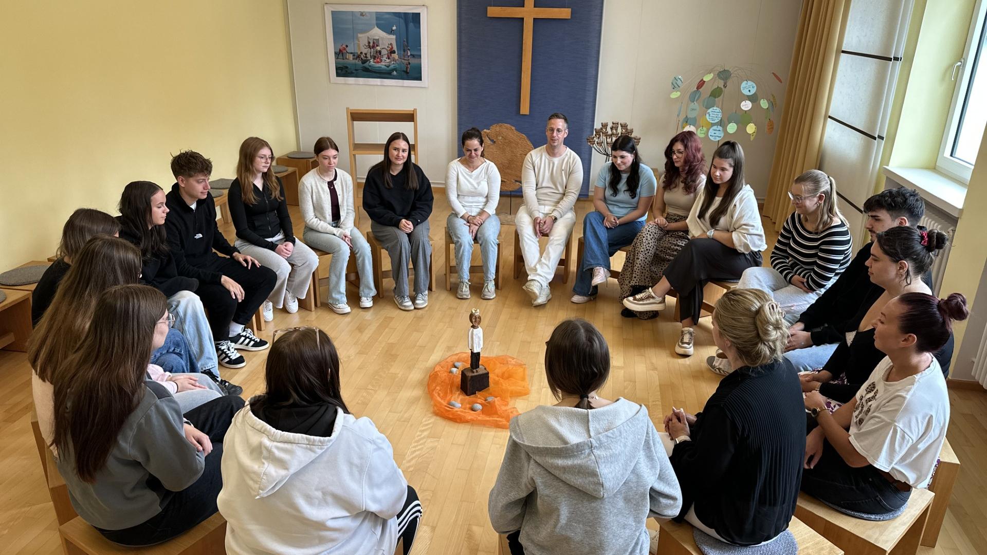 Die Königsfigur von Ralf Knobloch besucht angehende Erzieher*innen in der Edith-Stein-Schule in Neunkirchen.