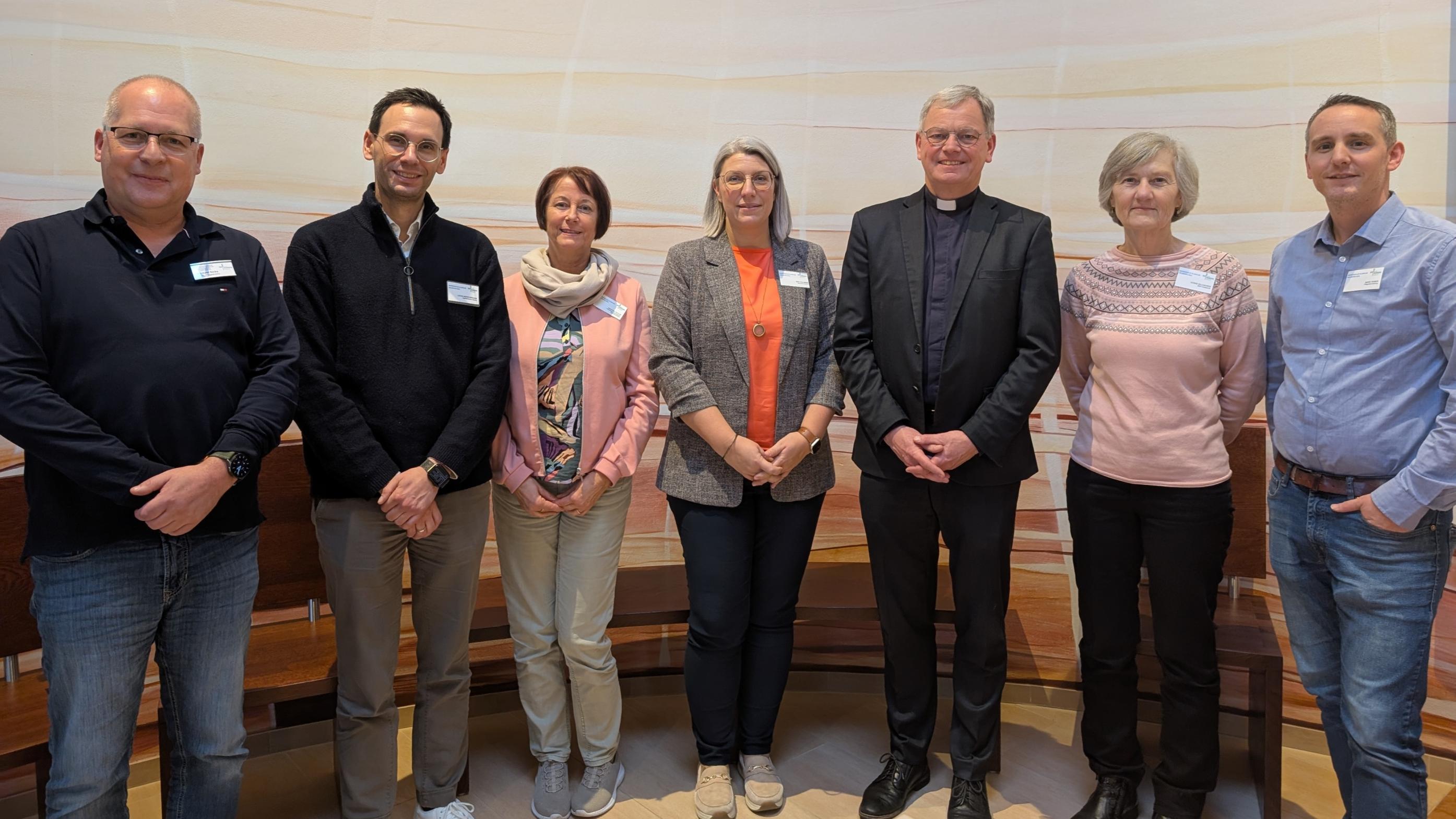 Der Generalvikar Ulrich von Plettenberg in der Kapelle des Marienhaus Klinikums Neunkirchen.  v.l.n.r.: Michael Sicks (stellv. Pflegedirektor), Lucas Merschbächer (Kaufmännischer Direktor), Martina Paulus (Pastoralreferentin), Nina Cullmann (Krankenhausoberin), Dr. Ulrich von Plettenberg (Generalvikar des Bistums Trier), Ulrike Killius-Reis (Vorsitzende der Mitarbeitervertretung), Marc Raber (Pflegedienstleiter)