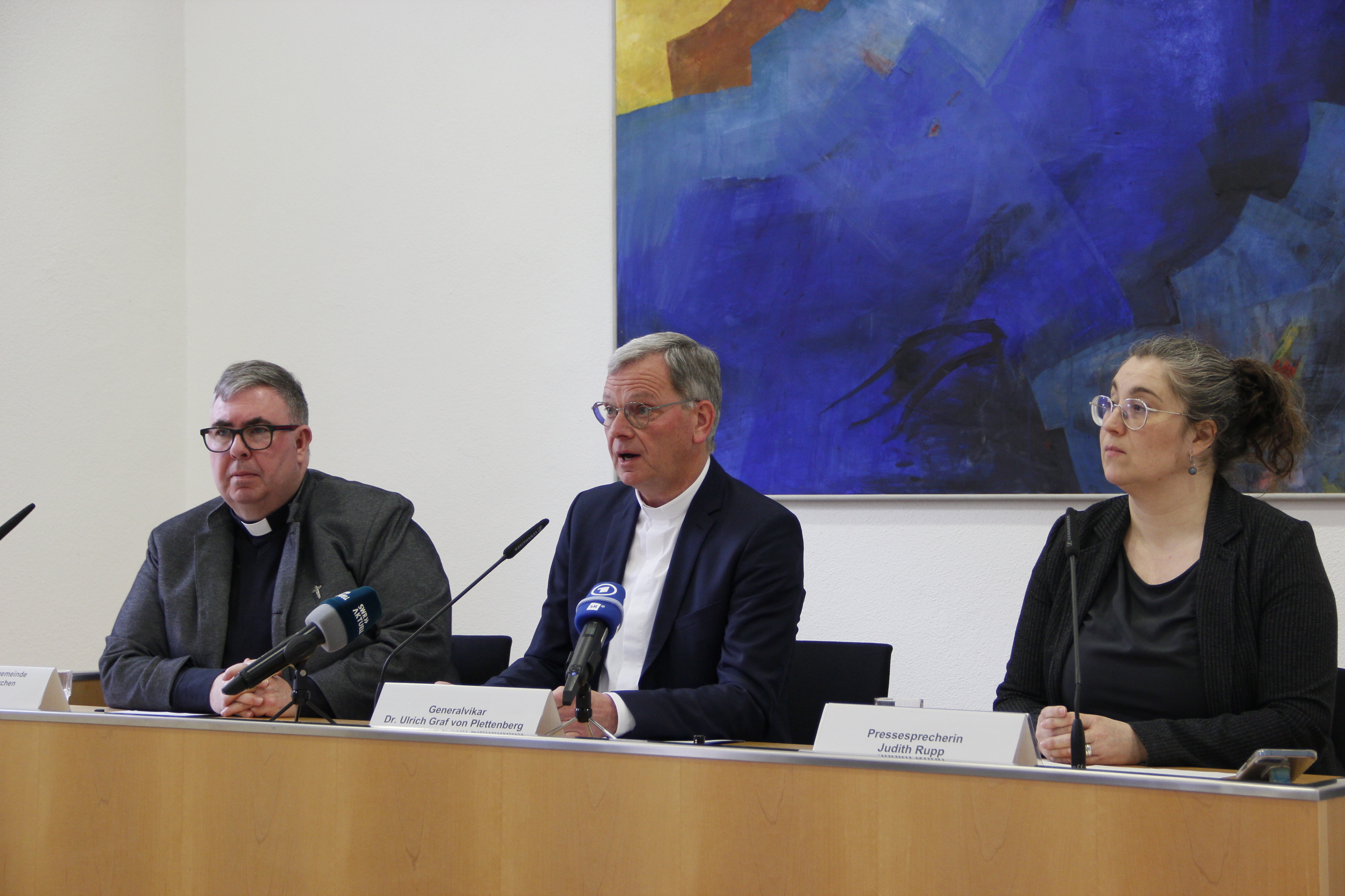 Generalvikar Dr. Ulrich Graf von Plettenberg (Mitte), links Pfarrer Bernd Seibel und Pressesprecherin Judith Rupp.