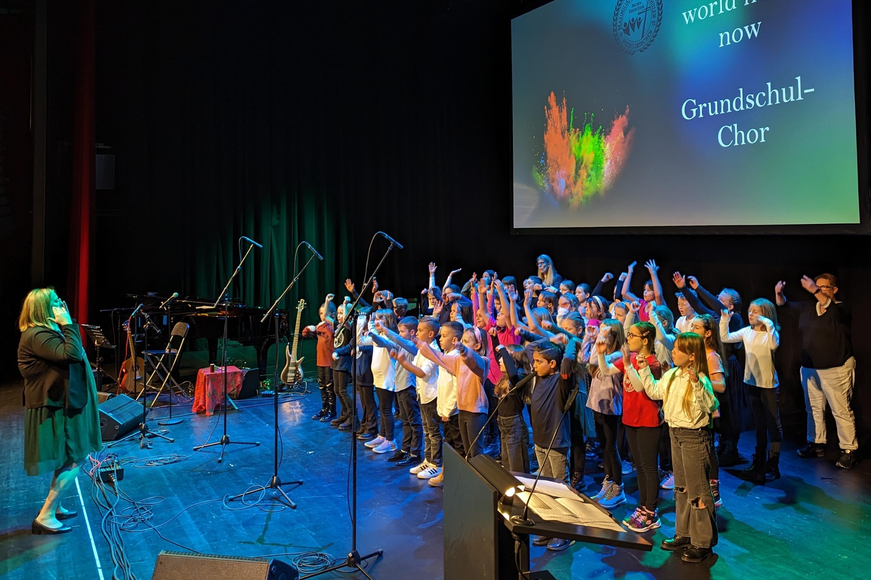 Das kulturelle Programm eröffnete der Grundschulchor mit „What the world needs now“, begleitet von Schulleiter Patric Busch am Klavier.