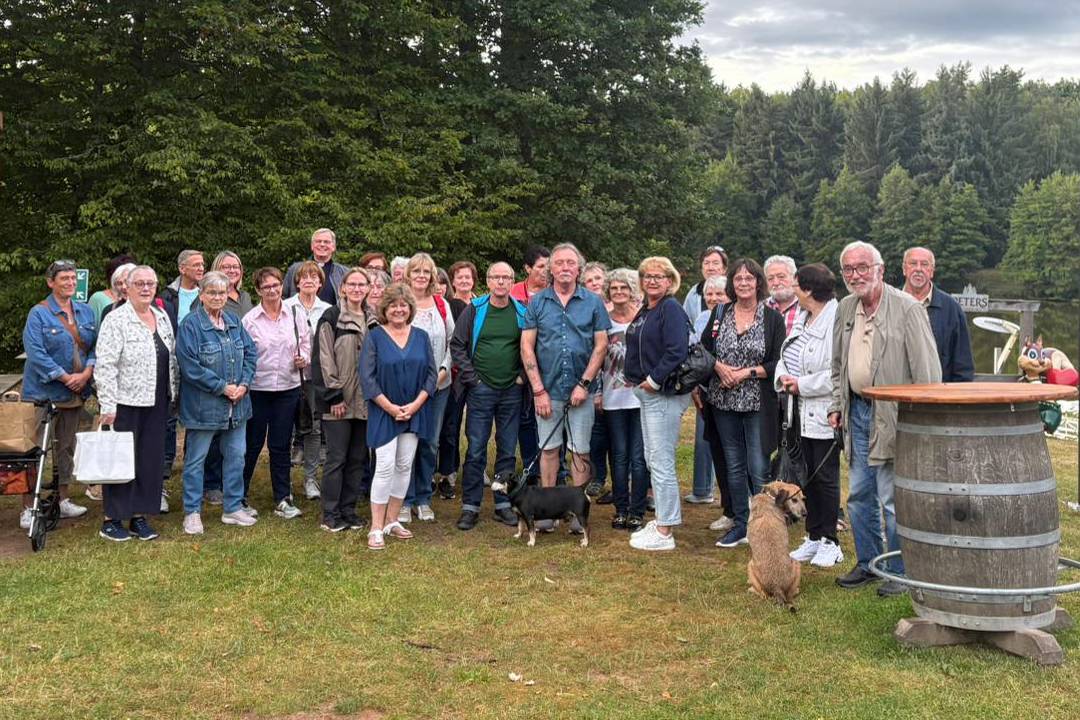 45 Frauen und Männer kamen zur Trauerwanderung an den Jägersburger Weiher.